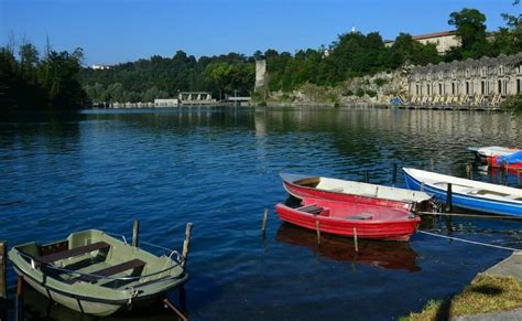 Famiglia che pedala serenamente lungo il fiume Adda
