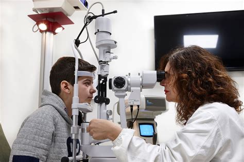 strumentazione per l'esame oculistico pediatrico e retinoscopia
