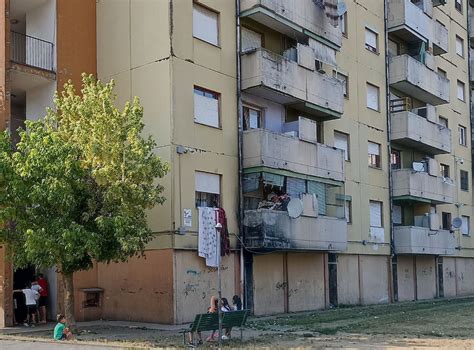 Vista panoramica di un quartiere popolare dove i murales colorati trasformano radicalmente l'atmosfera grigia