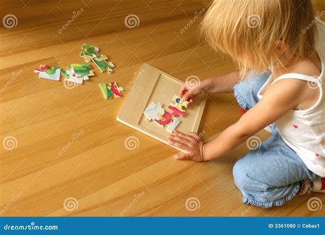 Un bambino concentrato che risolve un puzzle logico su un foglio di carta colorato