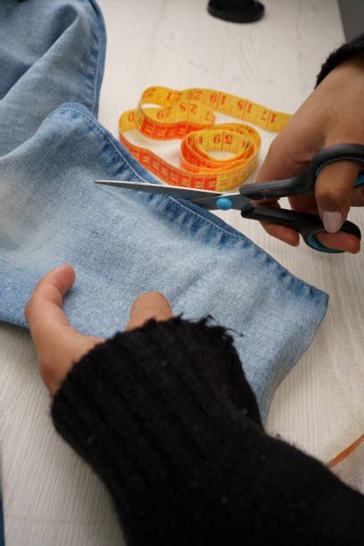 strumenti di cucito organizzati su un tavolo da lavoro