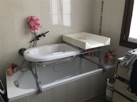 Bagno moderno con fasciatoio e vasca