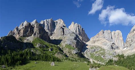 veduta panoramica delle montagne di Colico con falesie naturali