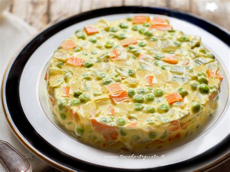 Tavola imbandita con insalata russa decorata
