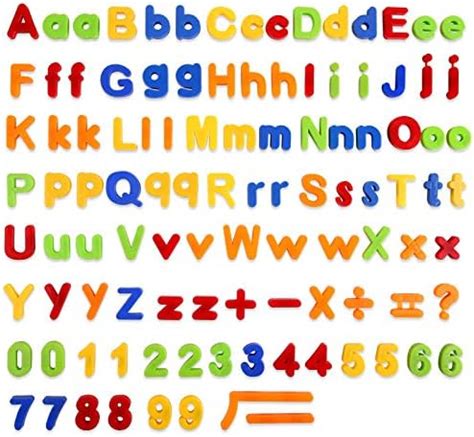 Dettaglio di lettere e numeri magnetici disposti su una lavagna bianca
