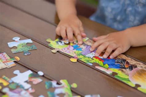 bambino che gioca con un puzzle numerico