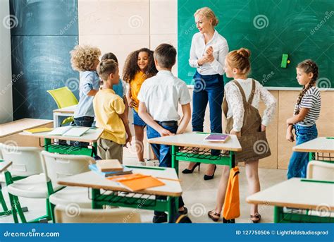 bambini in un'aula scolastica che collaborano a un esercizio di matematica