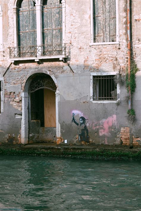 Banksy Bambino Migrante Venezia facciata Palazzo San Pantalon