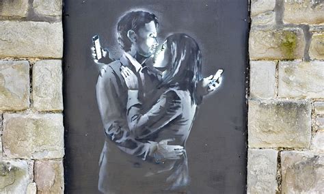 Banksy Mobile Lovers coppia abbracciata con smartphone