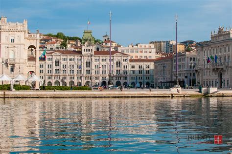 Veduta panoramica di Piazza Unità d’Italia affacciata sul mare