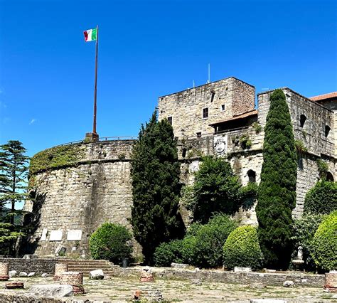 Il Castello di San Giusto che domina la città
