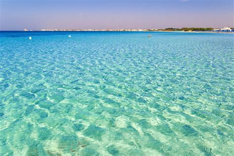 Panorama costiero del Salento con mare turchese e dune sabbiose