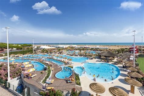 Veduta d'insieme di un villaggio turistico con piscina e aree verdi