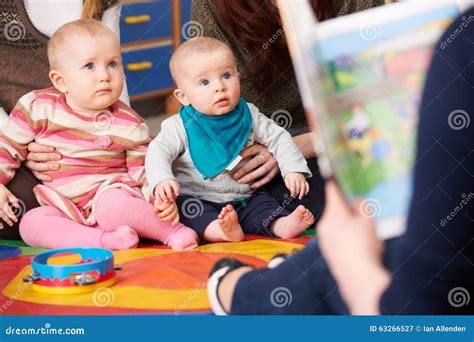bambino che ascolta una storia tramite Faba+