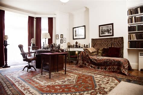 Sigmund Freud nel suo studio a Vienna