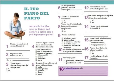 Coppia che consulta un piano del parto