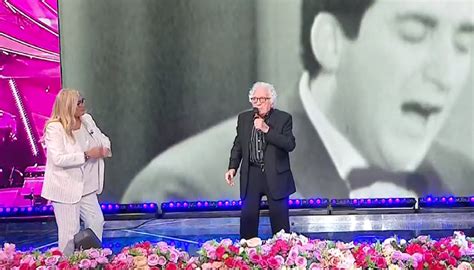 Tony Dallara sul palco durante un'esibizione storica