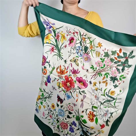 Foulard in seta con motivo Flora, anni '60