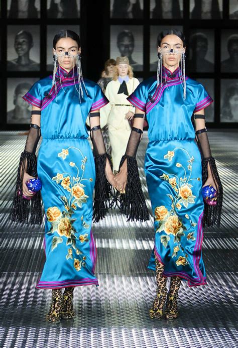 Alessandro Michele con modelle dopo una sfilata Gucci