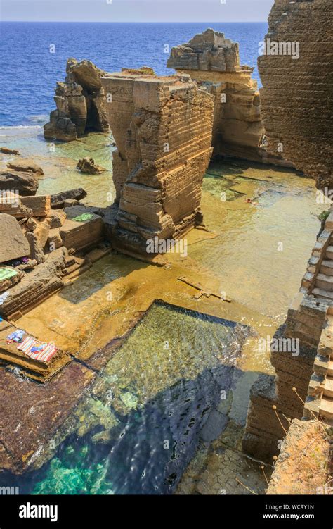 Dettaglio della costa rocciosa di Santa Cesarea Terme vista dall'alto