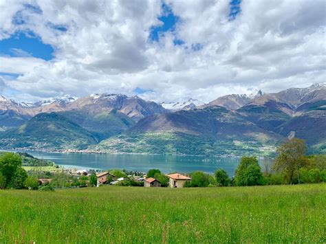 Veduta panoramica del borgo storico di Villatico con i mulini