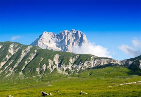 paesaggio montuoso dell'Appennino abruzzese dove è nata la tradizione pastorale