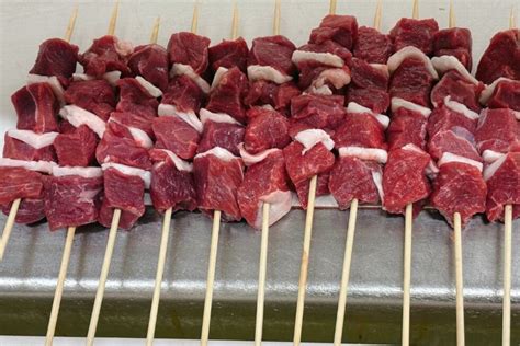 dettaglio di arrosticini artigianali pronti per la brace