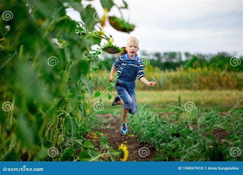 Bambino che corre in un parco estivo con sandali ergonomici