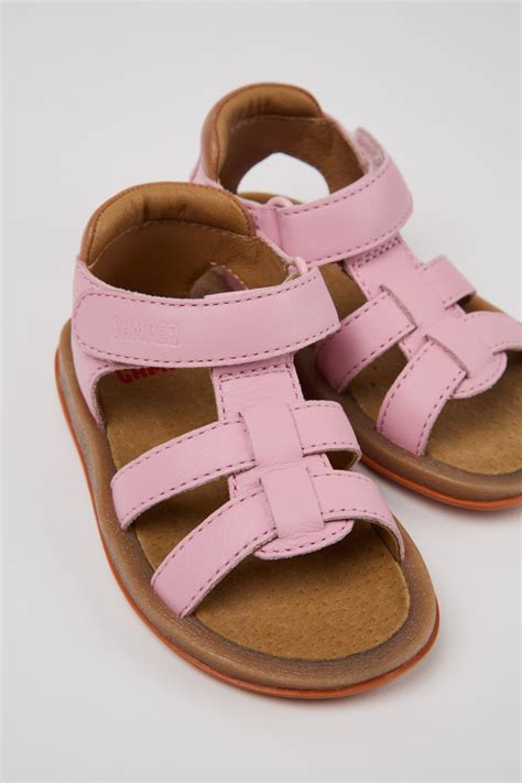 Selezione di sandali per bambini in pelle di vari colori pastello