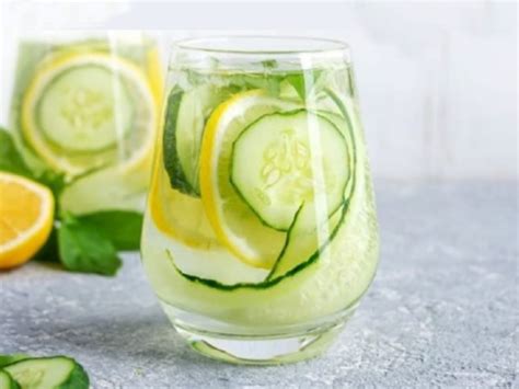 Tavola comparativa tra benefici attribuiti e benefici clinicamente provati dell'acqua e limone