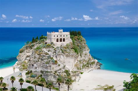 Spiaggia di Tropea con il Santuario di Santa Maria dell'Isola