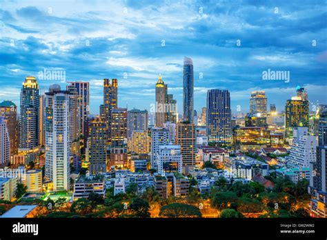 Skyline di Bangkok con templi e grattacieli