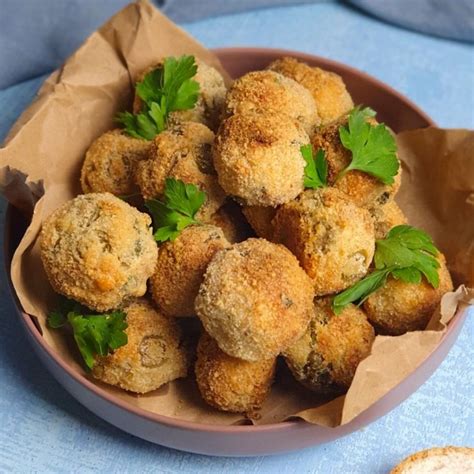 vassoio con diverse tipologie di polpette sane preparate in casa