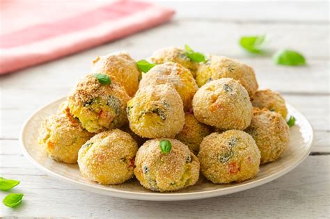 piatto colorato con polpette di verdure e legumi