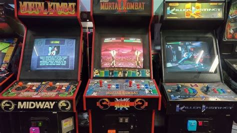 confronto tra una sala giochi vintage e una moderna postazione domestica