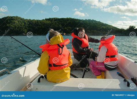bambini che pescano da una barca