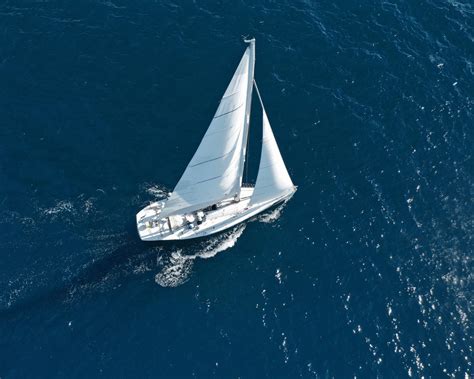 famiglia che guarda la mappa su una barca a vela