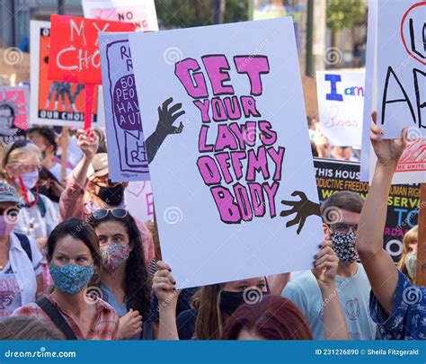 Immagine di una folla che manifesta per i diritti riproduttivi
