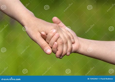 Due bambini, un neonato e una bambina più grande, che si tengono per mano o si guardano con tenerezza