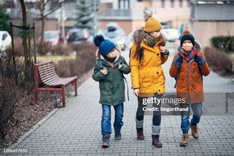 Bambini che indossano K-Way Petite in un ambiente esterno