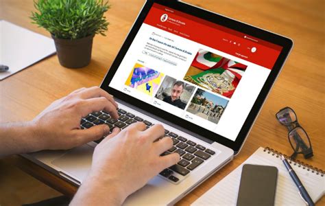 Cittadino che consulta il sito web del Comune