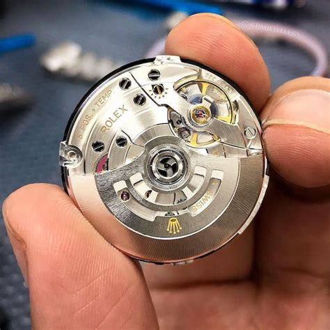Infografica che mostra l'evoluzione del movimento Rolex dal calibro 620 ai calibri Perpetual moderni