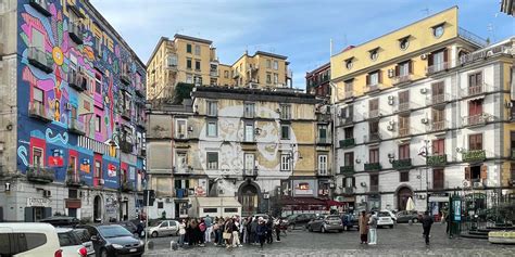 Una suggestiva veduta dei vicoli del Rione Sanità a Napoli, contesto urbano principale della vicenda