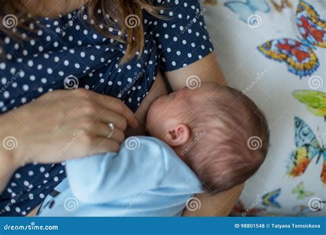 fotografia di una madre che allatta il neonato