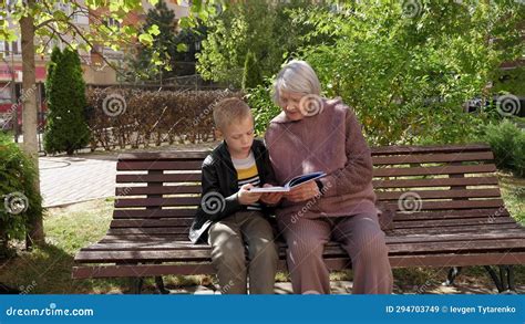 Illustrazione di un libro per bambini che mostra una nonna che guida un trattore e un nonno che cucina