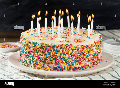 torta di compleanno colorata con candeline