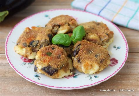piatto di polpette di melanzane dorate e croccanti servite su un vassoio rustico