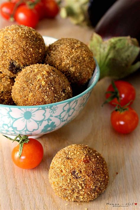 polpette di melanzane arricchite con olive nere pronte per essere servite