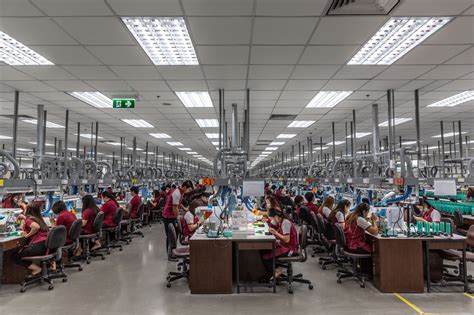 Artigiano al lavoro in una delle fabbriche Pandora in Thailandia