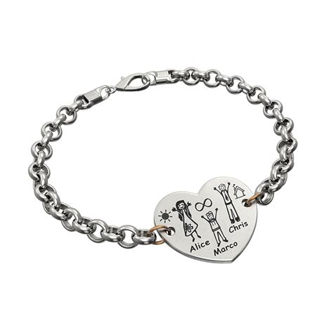 Dettaglio di un bracciale con charm personalizzati